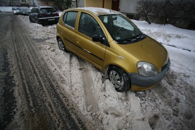 Kierowcy parkujący przed blokami przy ulicy Osiedlowej maja niemały problem z wyjazdem.