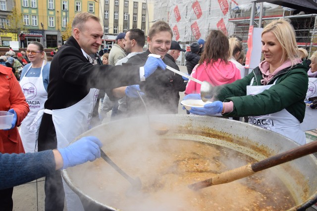 W sobotę, 16 listopada, na rynku w Chorzowie gotowano i rozdawano żur