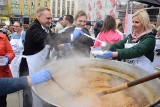 Ugotowali 300 litrów żuru na rynku w Chorzowie ZDJĘCIA Tak uczczono Światowy Dzień Ubogich