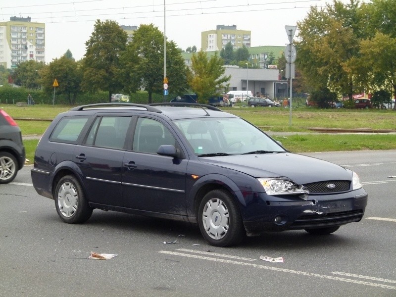 Po zderzeniu z fordem mondeo kombi... seicento na boku [FILM, zdjęcia]