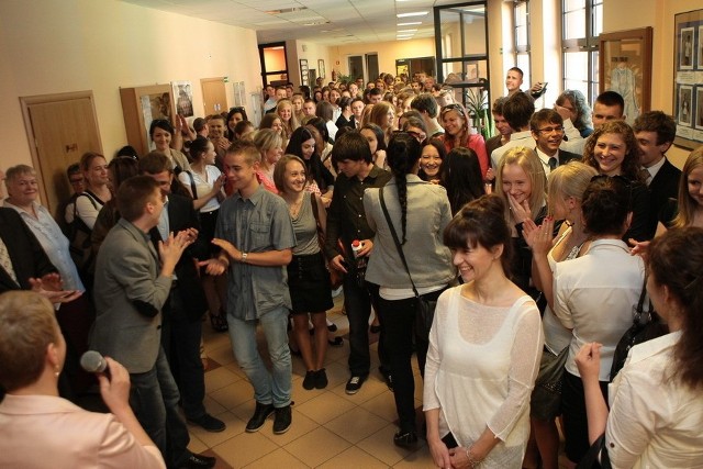 Dziś ogłoszenie wyników matur 2012. Młodzież czeka na wyniki w I LO w Słupsku.