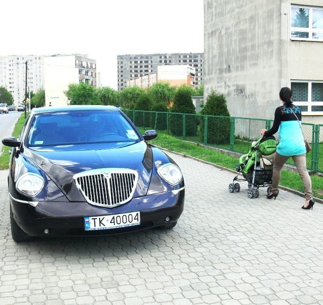 Lancia wojewody w Skarżysku stała na chodniku przy szkole muzycznej. Bożentyna Pałka &#8211; Koruba wyjaśniła nam, że nie było wolnych miejsc na parkingu, a ona wiozła 30 medali, które trzeba było przenieść z auta na sesję. 