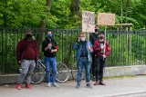 Protest przed ZKZL Poznań: Byłe portierki i portierzy chcą zaległych wypłat i bezpośredniego zatrudnienia w miejskiej spółce 