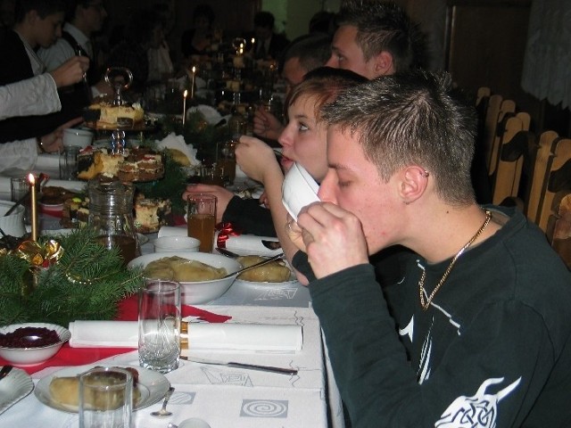 Goście z Niemiec najpierw ugotowali wszystko na wigilijny stół, a potem zjedli ze smakiem.