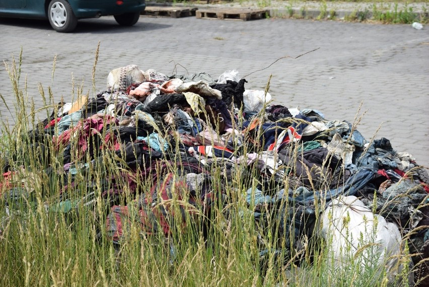 Sterty odpadów plastików, gum i szmat na terenie jednej z...