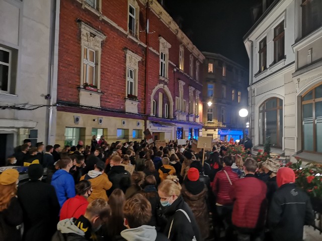 Manifestanci zbierają się pod biurem poselskim Barbary Dziuk (PiS)Zobacz kolejne zdjęcia. Przesuwaj zdjęcia w prawo - naciśnij strzałkę lub przycisk NASTĘPNE