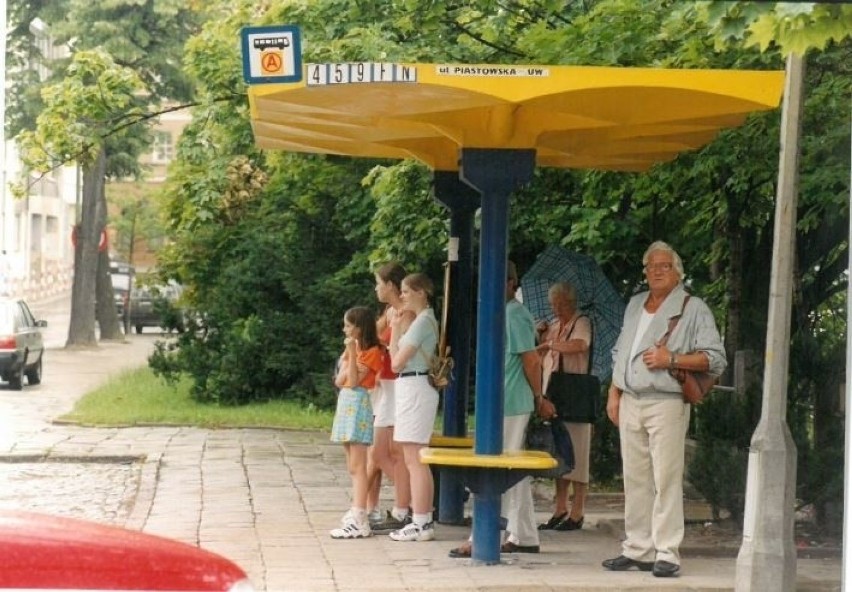 Przystanek autobusowy przy ul. Piastowskiej w Opolu.