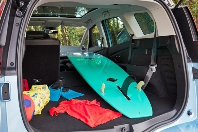 Posiadacze dużych samochodów (kombi, SUV) po złożeniu foteli mogą włożyć deskę windsurfingową do środka, ale wtedy nie będzie już miejsca dla pasażerów.
