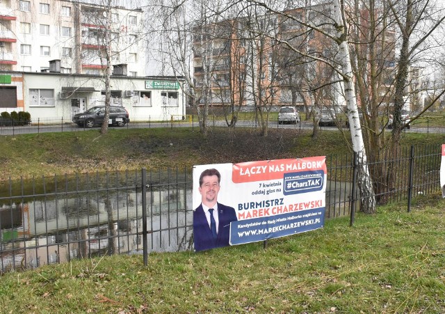 Baner wyborczy burmistrza Malborka, który ubiega się o reelekcję wisi na miejskim płocie, który nie znalazł się w urzędowym wykazie miejsc wytypowanych do promowania kandydatów.