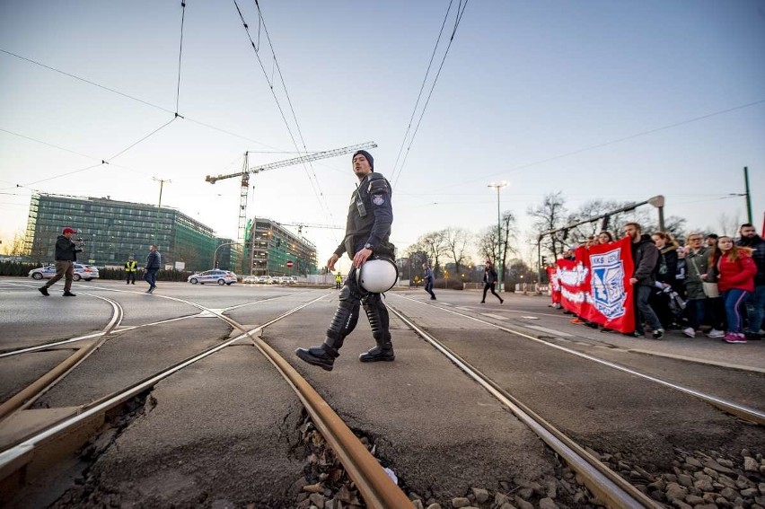 Kilkaset osób wzięło udział w Marszu Zwycięstwa, który w...