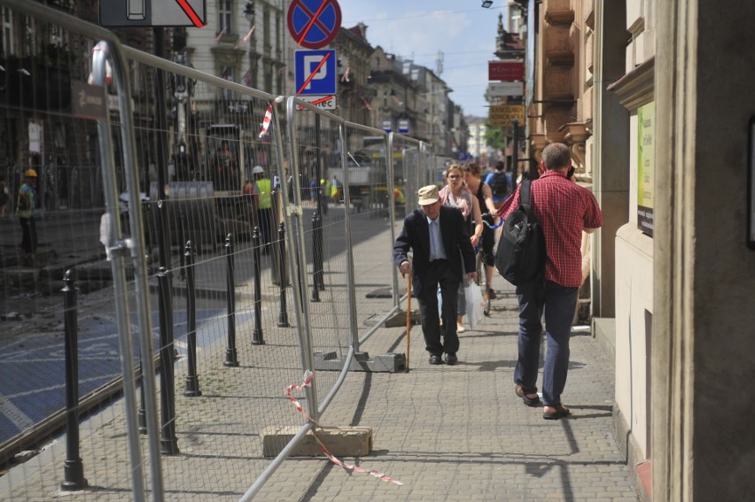 Karmelicka w Krakowie została rozkopana. Tramwaje wrócą na...