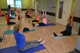 Żorscy seniorzy na ćwiczeniach pilates - tak dbają o swoją sprawność! ZDJĘCIA