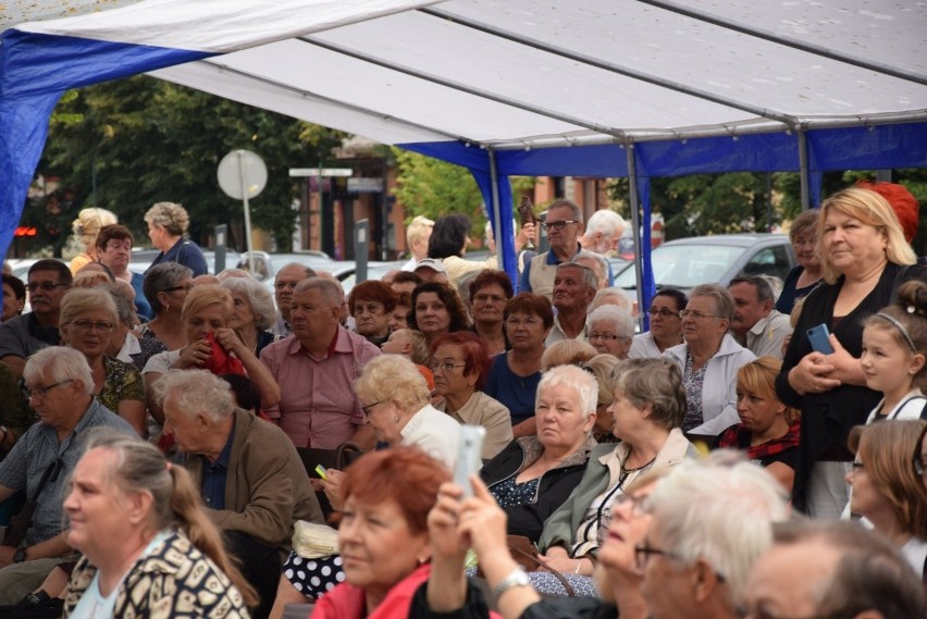 Seniorzy na koncercie Waweli. Krzeszowickie integracje z tańcami przed sceną [ZDJĘCIA]