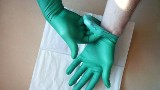 Jak ściągnąć rękawiczki jednorazowe? Od kwietnia musimy używać ich w sklepach. Zobacz instruktaż!