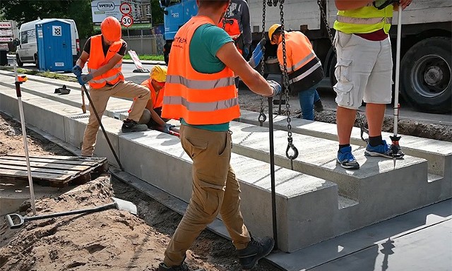 Na ulicy Broniewskiego ułożone zostały płyty torowe