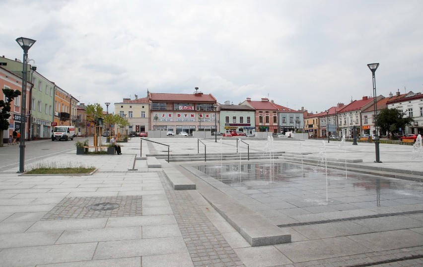 Rynek w Leżajsku przeszedł "rewitalizację". Zdaniem wielu,...