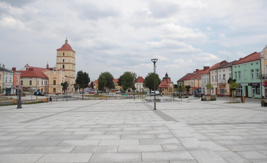 Rynek w Leżajsku przeszedł "rewitalizację". Zdaniem wielu,...