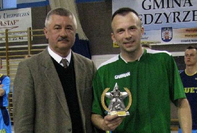 Najlepszym zawodnikiem był Jacek Figiel (z prawej) puchar wręczył mu Waldemar Stupiński, dyrektor MOSiW.