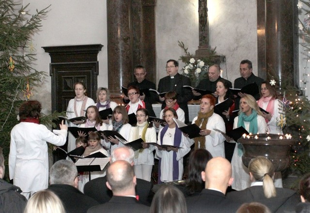 Koncert rozpoczął Chór Parafii Ewangelicko-Augsburskiej pod batutą Katarzyny Rudkowskiej. Śpiewają w nim także dzieci i młodzież.