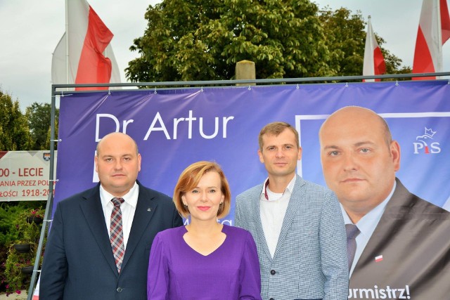 W piątek, na Rynku w Opatowie miała miejsce konferencja Prawa i Sprawiedliwości. - Układ w powiecie opatowskim musi zostać rozbity - takie słowa padały na piątkowej konwencji Prawa i Sprawiedliwości w Opatowie. Na spotkaniu byli obecni Anna Krupka, posłanka, Andrzej Kryj, poseł, a także działacze Prawa i Sprawiedliwości z powiatu opatowskiego - Tomasz Staniek, kandydat do Rady Powiatu Artur Lis, kandydat na burmistrza Opatowa, Piotr Ślęzak kandydat na burmistrza Ożarowa, oraz wielu innych. Na konferencji padało wiele mocnych słów pod adresem rządzącego w powiecie Polskiego Stronnictwa Ludowego, któremu szefuje Bogusław Włodarczyk, zawieszony obecnie starosta opatowski. - Chcemy rozbić ten układ, mamy ku temu wolę. Jesteśmy zdeterminowani - powiedział Tomasz Staniek