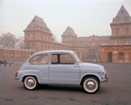 Fot. Fiat - Fiat 600 produkowany we Włoszech w latach 1955 - 1969 na zdjęciach z epoki. Początkowo drzwi otwierały się &#8220;pod wiatr&#8221; i nie było uchylnego, trójkątnego okienka przy bocznej szybie. Konstruktorem pojazdu był Dante Giacosa, który ni