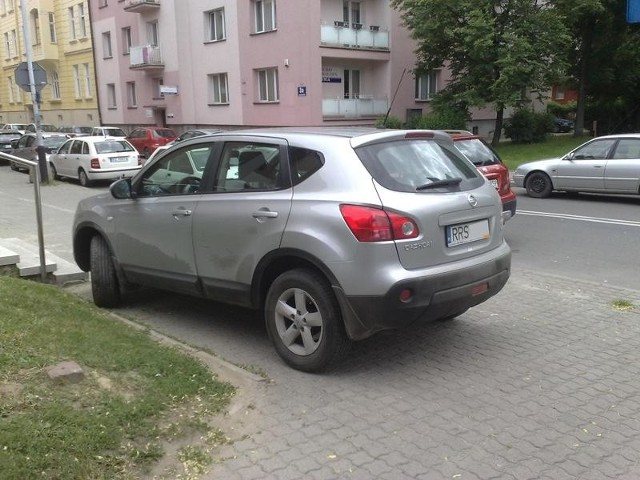 Skrzyżowanie ul. Grodzisko i Słowackiego.  Parking? Nie, chodnik.