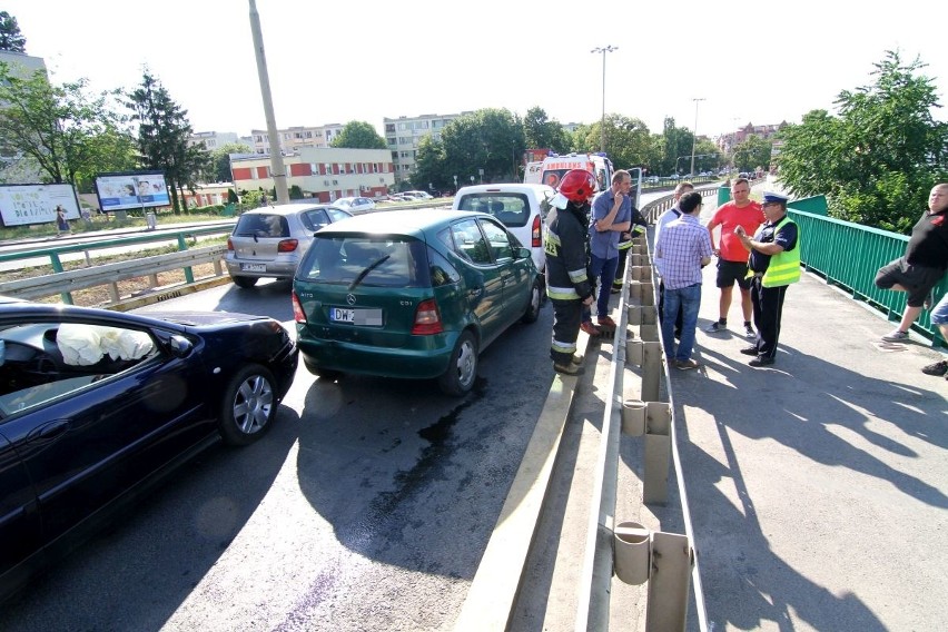 Cztery samochody zderzyły się na moście Dmowskiego (ZDJĘCIA)