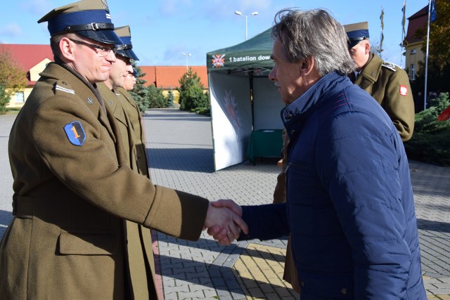 Władze gminy Świecie i powiatu świeckiego uczestniczyły w piątek w wojskowej uroczystości w Bydgoszczy. 1 Batalion Dowodzenia i Zabezpieczenia Ziemi Świeckiej stacjonuje w obiekcie Dowództwa 1 Pomorskiej Brygady Logistycznej im. Króla Kazimierza Wielkiego w Bydgoszczy. Postanowieniem Prezydenta Rzeczypospolitej Polskiej z dnia 2 września 2005 r., 17 września 2005 r. na Dużym Rynku w Świeciu nadano 1 Batalionowi sztandar wojskowy. Pomysłodawcą i przewodniczącym społecznego komitetu fundacji sztandaru był burmistrz Świecia Tadeusz Pogoda, który z ówczesnym starostą świeckim Marzeną Kempińską został jego rodzicem chrzestnym. Dla podkreślenia więzi łączących żołnierzy 1 Batalionu oraz dla upamiętnienia daty wręczenia sztandaru, batalion przyjął nazwę wyróżniającą „Ziemi Świeckiej” i 17 września obchodzi swoje święto.