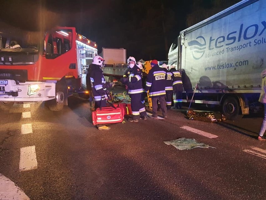 Wypadek na krajówce w Wielkiej Wsi. Pojazd dostawczy wjechał w ciężarowy. Jedna osoba poszkodowana [ZDJĘCIA]