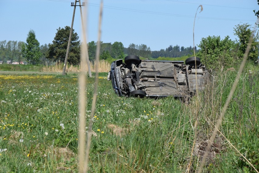 Wypadek na drodze przez łąki. 20-letni kierowca golfa z...