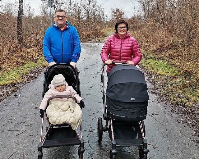 Babcia Teresa i dziadek Zbyszek wybrali się na spacer z Zosią i Różyczką