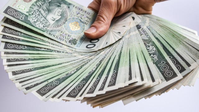 Mężczyzna wykorzystując dane swoich klientów wnioskował w ich imieniu o udzielenie pożyczek w kwotach od 200 zł do 5 tys. zł