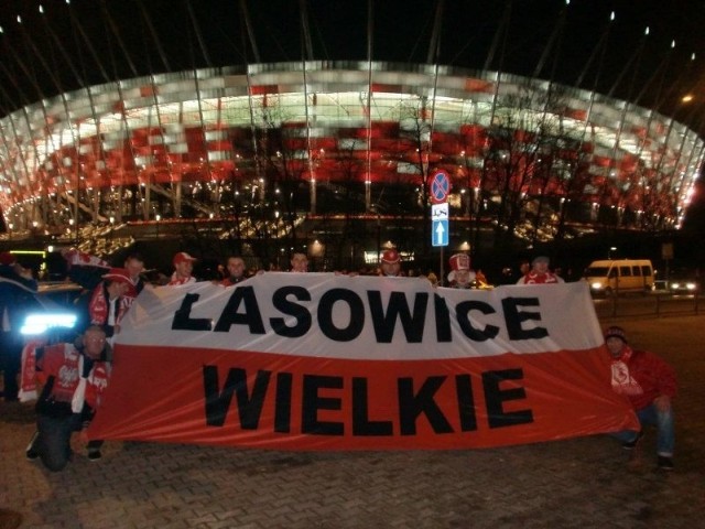 Lasowiccy kibice z flagą.