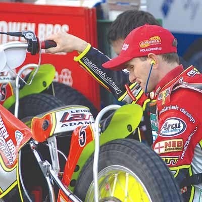 Leigh Adams potrzebował kilku sezonów, by dojrzeć do rozwodu z jawami. Zmienił motocykle i swą pozycję w Grand Prix. Już nie jest &#8222;wiecznie czwartym&#8221;, ale pewnym kandydatem przynajmniej do srebrnego medalu.