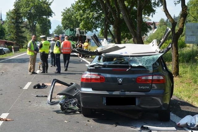 Wypadek na zakopiance w Białym Dunajcu. Osobowe renault na radomskich numerach rejestracyjnych zderzyło się z ciężarowym volvo.