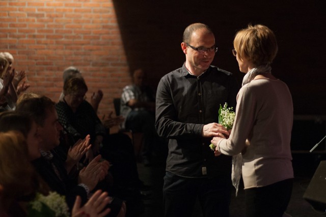 W poniedziałek (22.05) w Teatrze Rondo w Słupsku odbyła się oficjalna inauguracja XXIV Pomorskiej Wiosny Literackiej, organizowanej przez Pedagogiczną Bibliotekę Wojewódzką oraz Stowarzyszenie Edukacyjne „Volumin”. W ten sposób rozpoczął się cykl blisko 50 spotkań czytelników ze Słupska i regionu słupskiego ze znanymi literatami, którzy piszą głównie dla dzieci i młodzieży. W tym roku udział w tych spotkaniach zapowiedzieli: Barbara Ciwoniuk, Paulina Hendel, Grzegorz Kasdepke, Jolanta Nitkowska-Węglarz, Daniel Odija, Joanna Olech, Wioletta Piasecka oraz Tomasz Samojlik. Inauguracji towarzyszył recital Basi Stępniak-Wilk z zespołem.