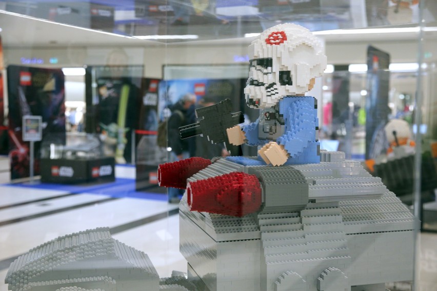 Gratka dla fanów „Gwiezdnych Wojen” i nie tylko. W galerii VIVO! Lublin ruszyła „Kosmiczna wystawa LEGO Star Wars”. Zobacz zdjęcia