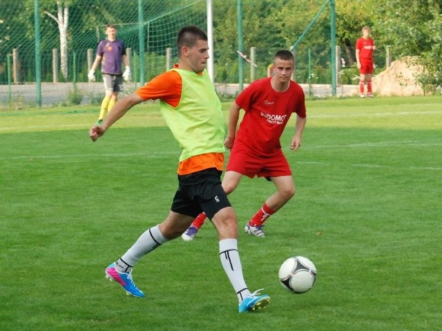 Kamil Cholewiński zachował zimną krew i w 90 minucie meczu z Pogonią Staszów strzelił pierwszą bramkę dla KSZO podczas przygotowań do rundy jesiennej.