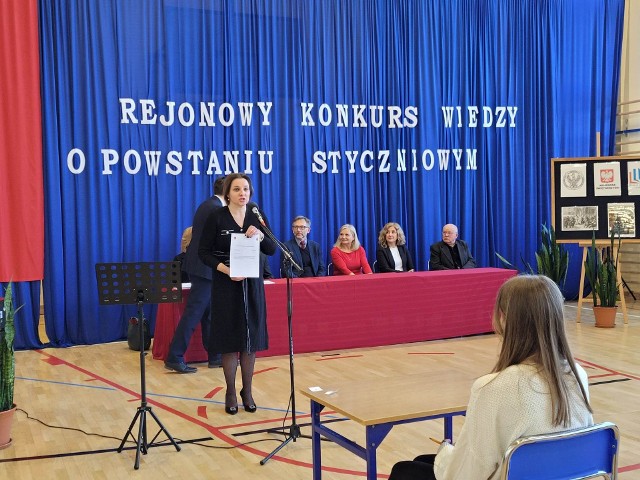 Dziewiętnastu uczestników z dziesięciu szkół podstawowych z terenu powiatu sandomierskiego wzięło udział  w Konkursie Wiedzy o Powstaniu Styczniowym, jaki zorganizowano w Szkole Podstawowej imienia  Powstańców Styczniowych w Dwikozach.
