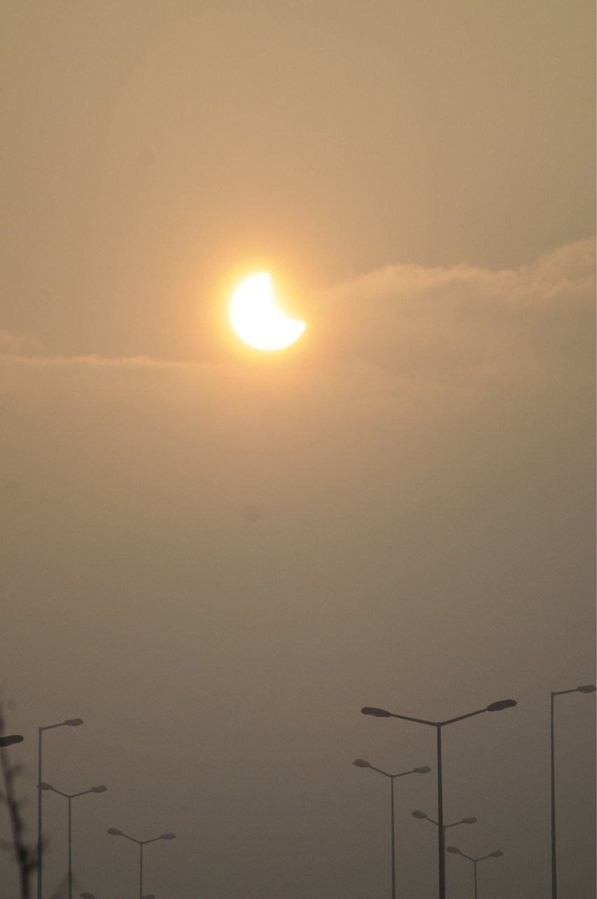 Częściowe zaćmienie Słońca 4 stycznia 2011.