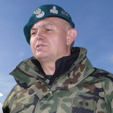 Jerzy Michałowski. Ma 52 lata, pochodzi z Łomży. Jest absolwentem Wyższej Szkoły Oficerskiej Wojsk Zmechanizowanych, Akademii Sztabu Generalnego i Akademii Obrony Narodowej. W wojsku służy od 30 lat. W 2006 r. dowodził brygadą w składzie Polskiego Kontyngentu Wojskowego w Republice Iraku.