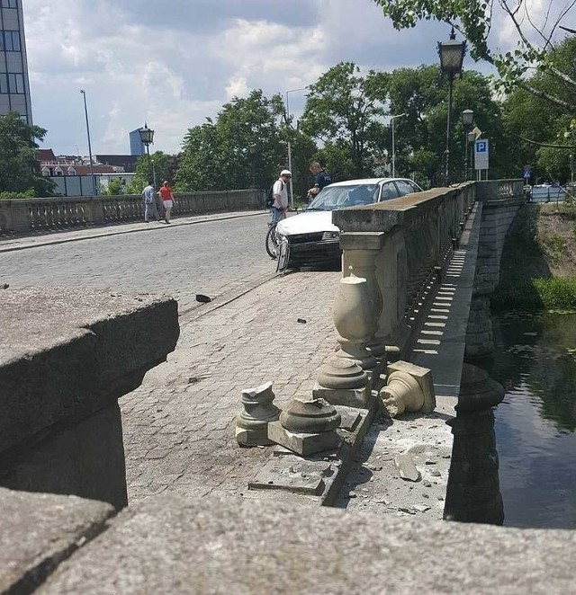 Uszkodzony most Oławski po wypadku z 5 czerwca