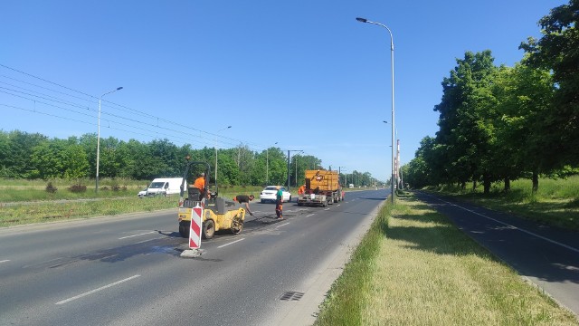 Drogowcy naprawiają nawierzchnię na alei Włókniarzy