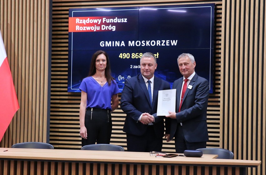 Umowę podpisał wójt gminy Moskorzew Andrzej Walasek.