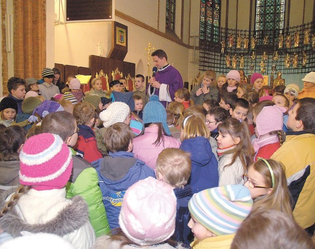 Wczoraj podczas mszy dorośli wierni nie zdołali wypełnić koszalińskiej katedry, ale dzieci dopisały. 