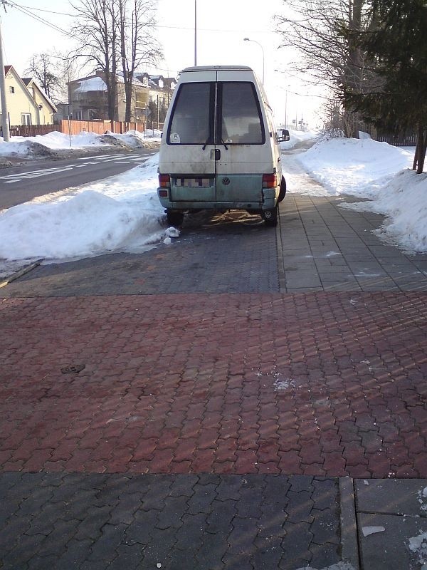 Mimo że auto zmieściłoby się swobodnie na posesji, jego kierowca wolał stanąć na ścieżce rowerowej