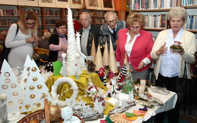Dziś uroczyście otwarto przedświąteczną wystawę w bibliotece nr 13 w Grudziądzu przy ulicy Mikołaja z Ryńska. Wykonawcami bożonarodzeniowych ozdób są pensjonariusze Domu Dziennego Pobytu.