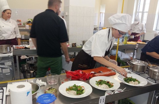 Patrycja Korochoda, uczennica Zespołu Szkół Agrotechnicznych razem z Malwiną Kaczmarczyk przygotowały dania inspirowane literaturą. Na wykonanie potraw miały 120 minut.