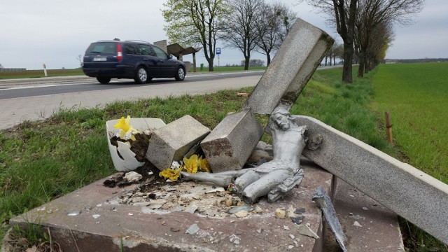 Krzyż w Suchodańcu, na którym znajdował się sporny napis, dziś znów jest uszkodzony - uderzył w niego bus. 