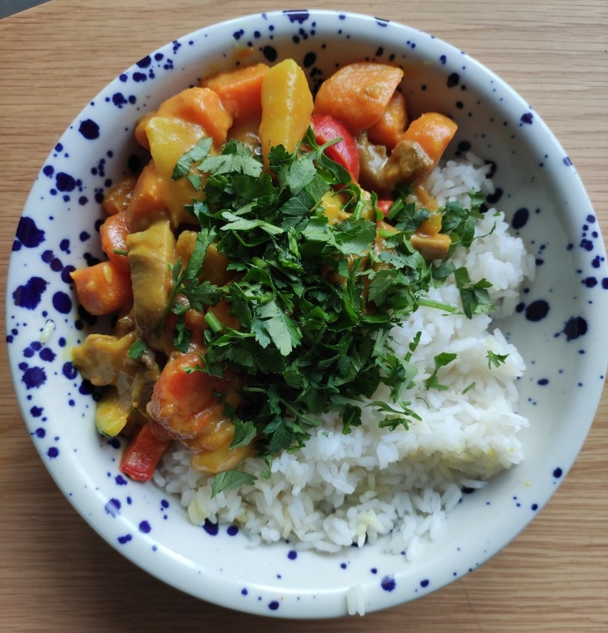 Żółte curry możemy podać z ryżem lub makaronem typu wstążki